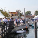 Dicht gedrängt warten die Premierengäste auf den Start beim Richtfest für das neue Hafen-Informationszentrum in Niendorf