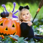 Grässlich-gruselige Kürbisfratzen und glückliche Kids: Halloween (© fotoskaz / fotolia)