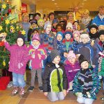 Vierzig Kinder des Hamburger Kinderheims besuchten Ralf Jaacks vom Modehaus Jaacks in Niendorf, um ihre Wunschzettel für den Wunschbaum abzugeben.