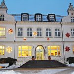 Festlich geschmückt im Zentrum: Altes Rathaus in Timmendorfer Strand