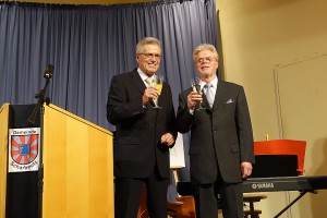 Ein Prosit auf das neue Jahr: Bürgermeister Volker Owerien (links) und Bürgervorsteher Peter Nelle