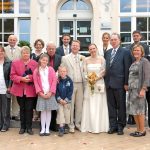 Die ganze Familie vor dem schönen Alten Rathaus: Beliebtes Hochzeitsmotiv in Timmendorfer Strand