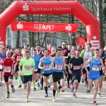 Die Läufer des Sparkassen Ostseelaufes starten auf dem Seebrückenvorplatz.