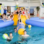 Die aufblasbare Riesenkrake ist die Attraktion im Schwimmbecken.