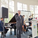 Tourismusdirektor Joachim Nitz auf dem Podium mit der Combo des OGT