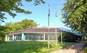 Das Kurmittelhaus in Tiommendorfer Strand steht schon lange leer. Nun soll es in ein Kunsthaus umgewandelt werden