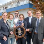 Anja Evers, Tanja Schridde, Dirk Vowe, Hatice Kara, Timo Gaarz und Joachim Nitz begrüßten die Prmeierengäste in der Hafen-Info