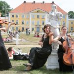 Musik in unvergleichlichem Ambiente: die Schlösser und Herrenhäuser Schleswig-Holsteins bilden die Kulisse zu fünf „Musikfesten auf dem Lande“, hier vor märchenhafter Szenerie in Wotersen (Foto: Axel Nickolaus)