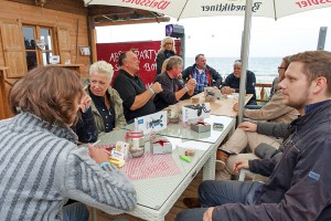 Luftige Party am Strand: Zigarrenclub auf der Terrasse