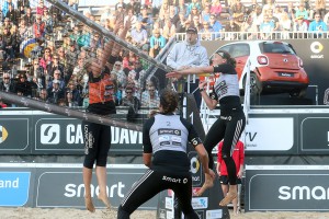 Spannende Szenen am Netz bei den Deutschen Beachvolleyball-Meisterschaften am Timmendorfer Strand