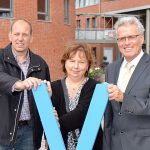 Martin Kauder und Andrea Grose überreichten ein blaues Kreuz an Bürgermeister Volker Owerien (Foto: Kartin Gehrke)