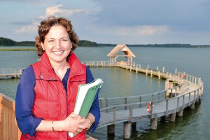 Bürgermeisterin Hatice Kara begeistert die Besucher mit ihren Führungen auf der Baustelle am See (Foto: Kartin Gehrke)