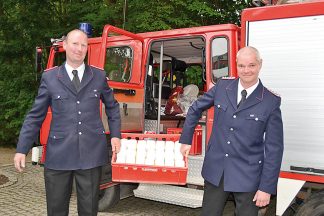 Ortswehrführer Thomas Brede (links) und sein Stellvertreter Jan Strunk bringen Lebensmittel zur Tafel