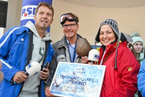 Volker Mittmann (R.SH, links) übergab Tourismus-Chef Joachim Nitz (Mitte) und Bürgermeisterin Hatice Kara einen Scheck für den guten Zweck: 2.500 Euro für den "Herzsicheren Strand" (Foto: K.G.)