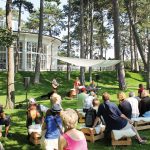 Auf dem Rasen sitzen, leise Musik hören, den Abend genießen: drei Tage voller Poesie am Timmendorfer Strand