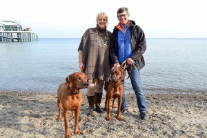 Simone und Frank Korf mit ihren Hündinnen Enaya (links) und Layla