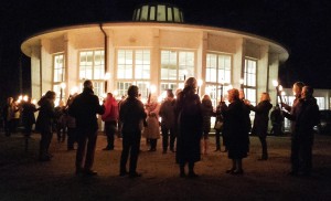 Fackeln für die Trinkkurhalle: Gemeinsam schritten die Gäste durch den Alten Kurpark