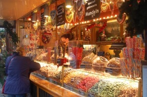 Weihnachtsbäckerei, Bonbons und Mandeln locken mit süßen Köstlichkeiten wie man sie seit Kindheitstagen kennt