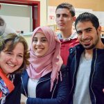 <span class="dquo">„</span>Miteinander- Füreiander“: Bürgermeisterin Hatice Kara begrüßt Flüchtlinge beim Adventsfest der Helferbörse (Foto: Jan Karthäuser)