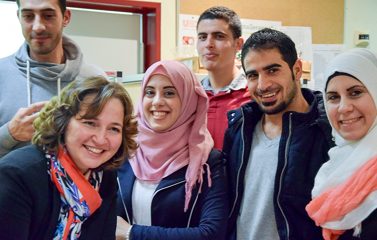 "Miteinander- Füreiander": Bürgermeisterin Hatice Kara begrüßt Flüchtlinge beim Adventsfest der Helferbörse (Foto: Jan Karthäuser)