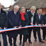 Thorsten Elscher, Rainer Steen, Anja Evers, Gesine Muus, Stefan Hogrefe und Bärbel Rieger (v.l.) zerschneiden das Band zur Einweihung des Fischereihofs