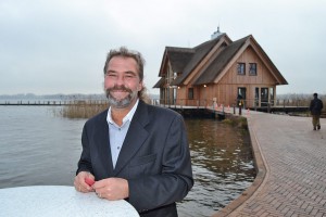 Stefan Hogrefe ist der Pächter des Fischereihofs. Noch vor Weihnachten soll auch das reetgedeckte Restaurant auf den Pfählen im See eröffnen. 