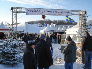 Romantischer Eingangsbereich: Mit Tannen und Schnee begrüßt Sie der „Winterzauber am Meer“