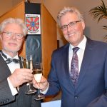 Bürgervorsteher Peter Nelle (links) und Bürgermeister Voker Owerien stießen nach ihren Neujahrsansprachen mit den Gästen auf ein gutes neues Jahr an
