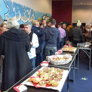 Zufriedenes Publikum, köstliche Snacks bei der Veranstaltung zugunsten herzkranker Kinder Foto: Mario Raabe