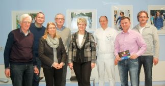 Die Organisatoren der Benefizveranstaltung trafen sich im Albertinen-Krankenhaus in Hamburg. V.l.n.r. J. Krause, C. Cordts, A.-M-Krause-Gumtrum, M. Schopenhauer, (Kommunalen Kino) , Dr. Sabine Pfeifer, Geschäftsführerin der Albertinen-Stiftung mit Prof. Dr. med Friedrich-Christian Rieß. Dazu Lars-Roman Paech (Movie Star) sowie Peter Sternekieker, Heiler. Foto: Isabel Baumschäfer