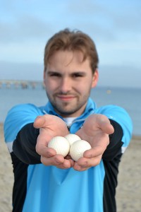 Beim Longest Drive wird vom Strand ins Meer gespielt. Je weiter man schlägt, desto mehr Punkte gibt es. Damit die Umwelt keinen Schaden nimmt, bestehen die Bälle aus gepresstem Fischfutter und lösen sich im Wasser auf.