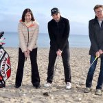 Golfclubmanagerin Birgit Krause (von links), Golflehrer Daniel Schlesiger und TSNT Geschäftsführer Joachim Nitz beim Abschlag am Strand.