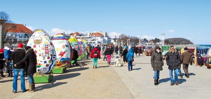 Traditionell bunt und schön: Travemündes Rieseneier werden von den Geschäftsleuten mit Unterstützung vieler Freunde und Nachbarn bemalt