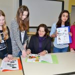 Die Schülerinnen Chiara (von links) und Vanessa zeigen Bürgermeisterin Hatice Kara gemeinsam mit ihren Klassenkameradinnen Viviana und Carlotta, wie das Wörterbuch für Flüchtlingskinder aufgebaut ist. Foto: KG