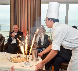 Geburtstagstorte und Tischfeuerwerk zum 60. Geburtstag; Nils Landgren im Maritim Seehotel