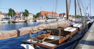 Der Neustädter Hafen bietet die richtige Kulisse für den höchsten Genuss an der Ostseeküste: Neustadt feiert den Fischbrötchentag