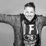 Kerstin-Ott kommt mit einem Lächeln (Foto: nona photography)