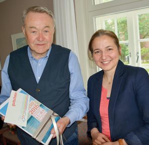 Dr. Heiner Herde erhielt von Timmendorfs Bürgermeisterin Hatice Kara ein Präsent als Anerkennung für seine jahrelange Unterstützung beim Aufbau des Gemeindearchivs. Foto: Brigitte Arms