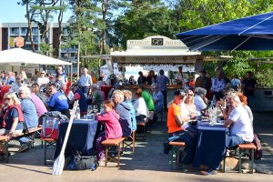 Köstlicher Wein und gute Stimmung beim Weinfest im Scharbeutzer Kurpark (Foto: Katrin Gehrke)