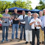 Gemeinsam eröffneten sie das Weinfest: Dorfvorstand Fred-Michael Pätau und Peter Nelle, Bürgermeister Voker Owerien und die fünf Weinbauern Udo Ernst Berg, Klaus Schäfer, Andreas Winkler, Gerald Egelhoff und Günter Waller (Foto: Katrin Gehrke)