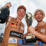 Böckermann/Flueggen: Champagner für die Deutschen Meister (© HOCH ZWEI)