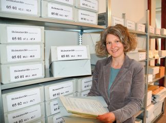 Melanie Zühlke betreut das Timmendorfer Gemeindearchiv und würde sich über interessierte Besucher ebenso wie über weiteres Material und Anregungen freuen. (Foto: Brigitte Arms)