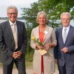 Eine „Finanzspritze“ im Umschlag erhielt VHS-Vorsitzende Helga Vocke von Bürgermeister Volker Owerien (links) und Bürgervorsteher Peter Nelle