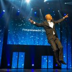 Yared Dibaba moderierte die Filmpreis-Gala mit Witz und Schwung (© Olaf Malzahn)