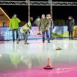 Ein Riesenspaß für die sportliche Freizeit: Eisstockschießen auf der Dünenmeile (Foto: Dünenmeile, Birte Friedländer)