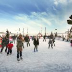 Winterliche Attraktion auf der Scharbeutzer Dünenmeile: Die Eisbahn vor der Seebrücke hat bis zum 15. Januar täglich geöffnet (Foto: MonikaHoltzFotografie)