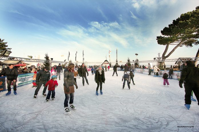 Winterliche Attraktion auf der Scharbeutzer Dünenmeile: Die Eisbahn vor der Seebrücke hat bis zum 15. Januar täglich geöffnet (Foto: MonikaHoltzFotografie)