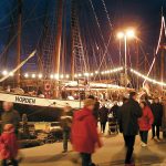 Traditionssegler, festlich beleuchtet; lodernde Feuerkörbe und viele kleine Stände regionaler Anbieter: Fischer’s Wiehnacht im Niendorfer Hafen
