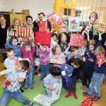 Glücklich mit ihren Geschenken: die Kinder vom Hamburger Kinderhaus haben ihre Wünsche vom „Wunschbaum“ erfüllt bekommen