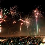 Faszinierend schön: Rund um die Lübecker Bucht wird das Ufer vom Silvesterfeuerwerk bunt erleuchtet